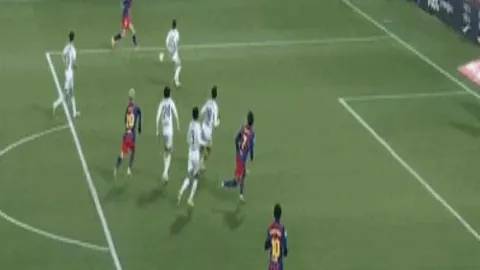 “特雷-杨兄妹同场助阵，掷骰欢庆赛事高潮！”